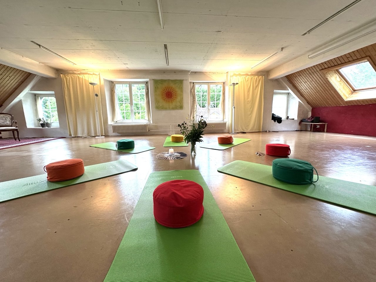 Menschen geniessen einen Breathwork-Kurs